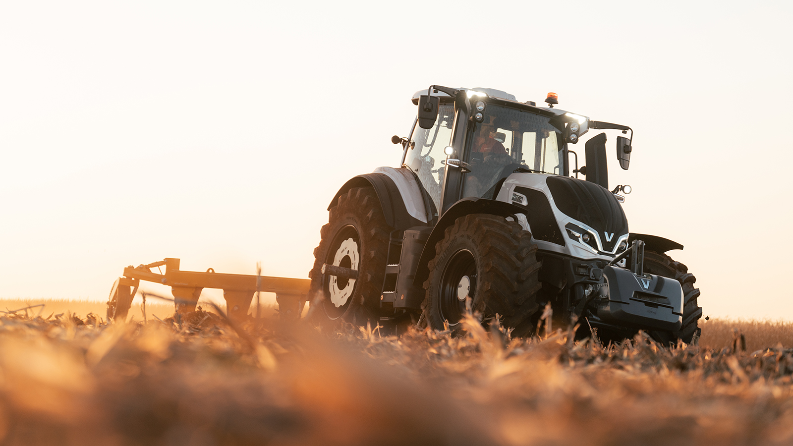 valtra t4 series wite on the field working